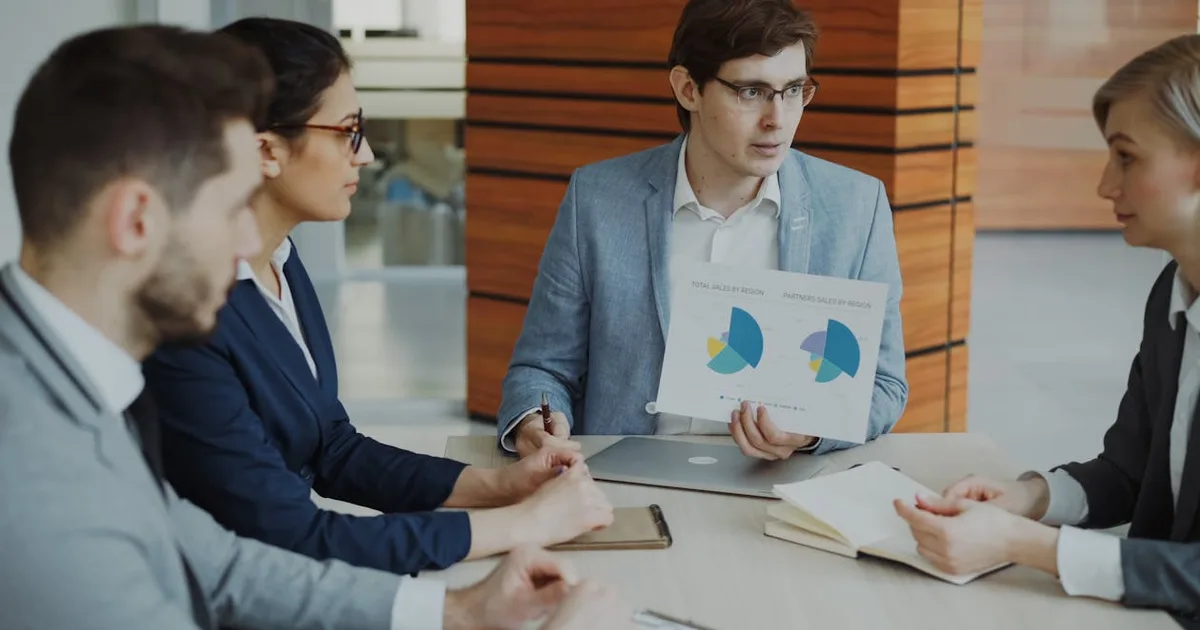 Logiciel matrice de décision en ligne, équipe analysant des données pour un choix stratégique